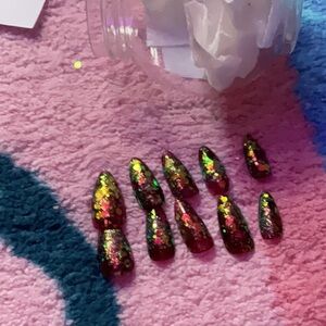 Glitter nice nails!they are hand made and u need nail glue!